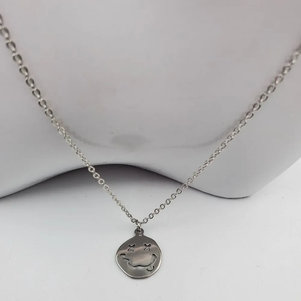 Silly smiles smiley face silver tone novelty necklace N0411‎ unisex